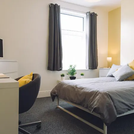 Sandys Contractor Rooms, Your Away From *