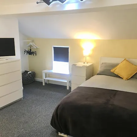 Sandys Contractor Rooms, Your Away From *