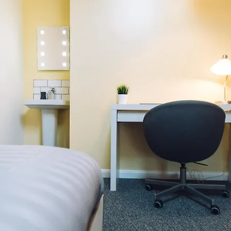 Sandys Contractor Rooms, Your Away From *