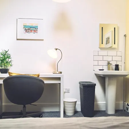 Sandys Contractor Rooms, Your Away From