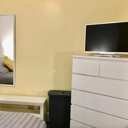 Sandys Contractor Rooms, Your Away From Konukevi