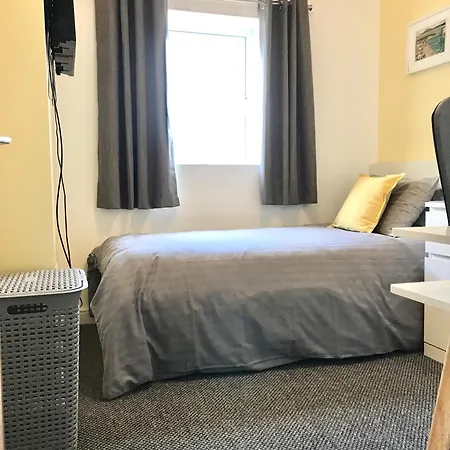 Sandys Contractor Rooms, Your Away From Konukevi *
