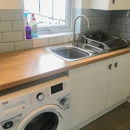 Sandys Contractor Rooms, Your Away From Konukevi